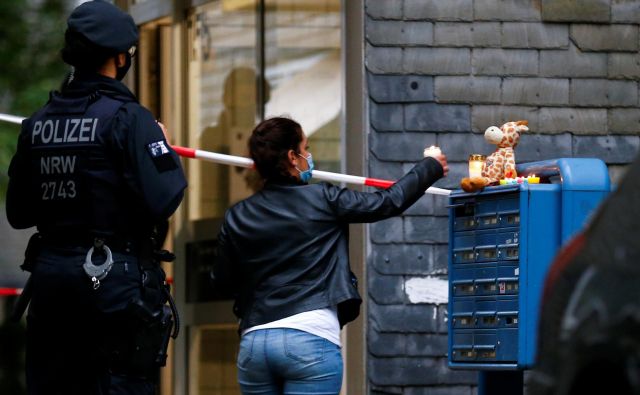 Sosedje so včeraj na poštni predal na kraju umora otrok prinašali sveče in plišaste igrače. FOTO: Thilo Schmuelgen/Reuters