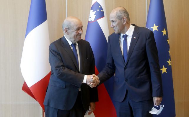 Francoskega ministra za Evropo in zunanje zadeve Jeana-Yvesa Le Driana je sprejel tudi predsednik vlade Janez Janša. FOTO: Blaž Samec/Delo 