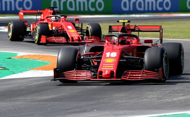 Ferrarijeva dirkača Charles Leclerc in Sebastian Vettel sta bila tudi na včerajšnjih prostih treningih v Monzi daleč od vrha. FOTO: Matteo Bazzi/AFP