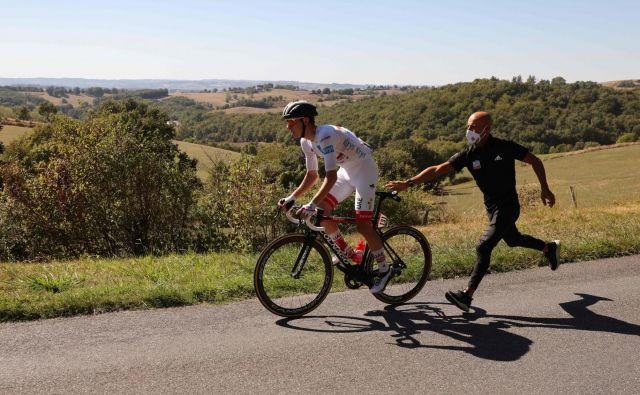 Tadeju Pogačarju je drugi dan zapored v ključnih trenutkih počila zadnja zračnica. FOTO: Kenzo Tribouillard/AFP