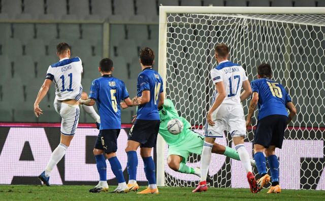 Edin Džeko je v Firencah zatresel italijansko mrežo v 57. minuti. FOTO: Alberto Lingria/Reuters