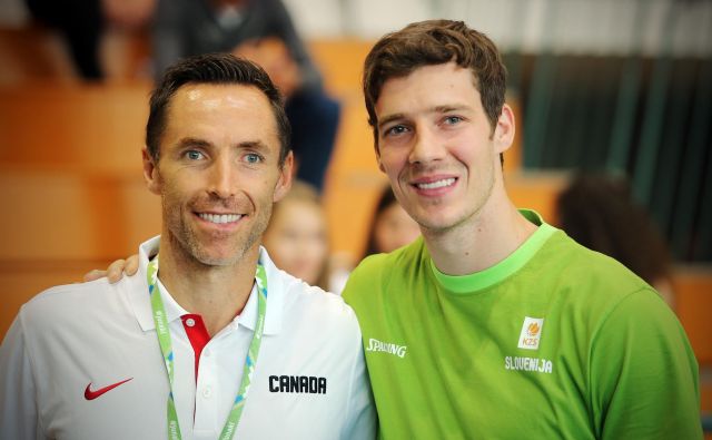 Goran Dragić in Steve Nash (levo) leta 2014 v Roga�ški Slatini ob gostovanju kanadske reprezentance. FOTO: Jož�e Suhadolnik/Delo