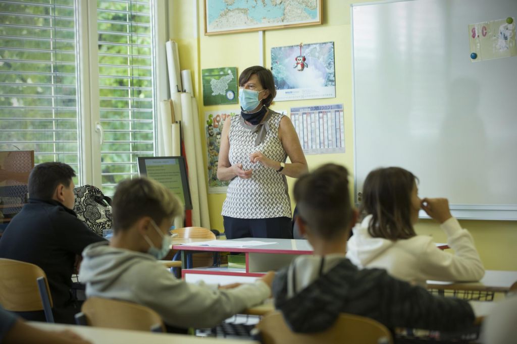 Že v prvem tednu v šolah in vrtcih okužbe in karantene