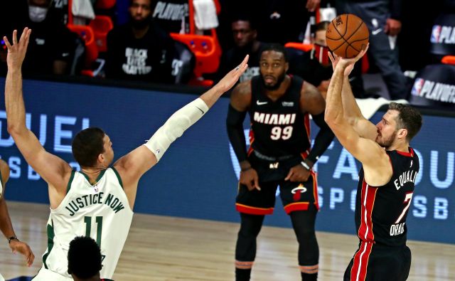 Goran Dragić (desno) in drugi košarkarji Miamija  so v izjemni formi v končnici NBA v Orlandu in jih po tretji zmagi proti Milwaukeeju od napredovanju v finale vzhodne konference loči le še zmaga. FOTO: Kim Klement/USA TODAY Sports