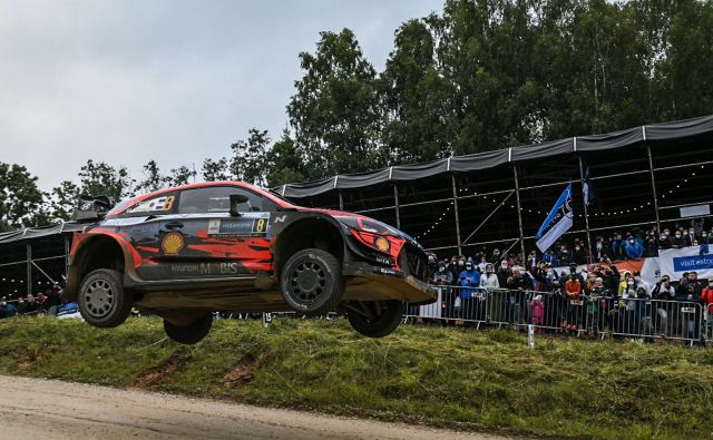 Estonskemu dirkaškemu asu Ottu Tänaku najbolje kaže na domači dirki. FOTO: Raigo Pajula/AFP