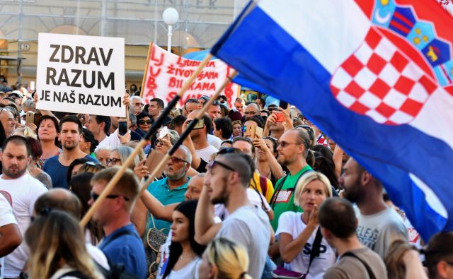 Po ocenah hrvaških medijev je bilo zbranih nekaj tisoč ljudi, med katerimi so nekateri prišli organizirano iz drugih hrvaških mest. FOTO: Denis Lovrovic/AFP