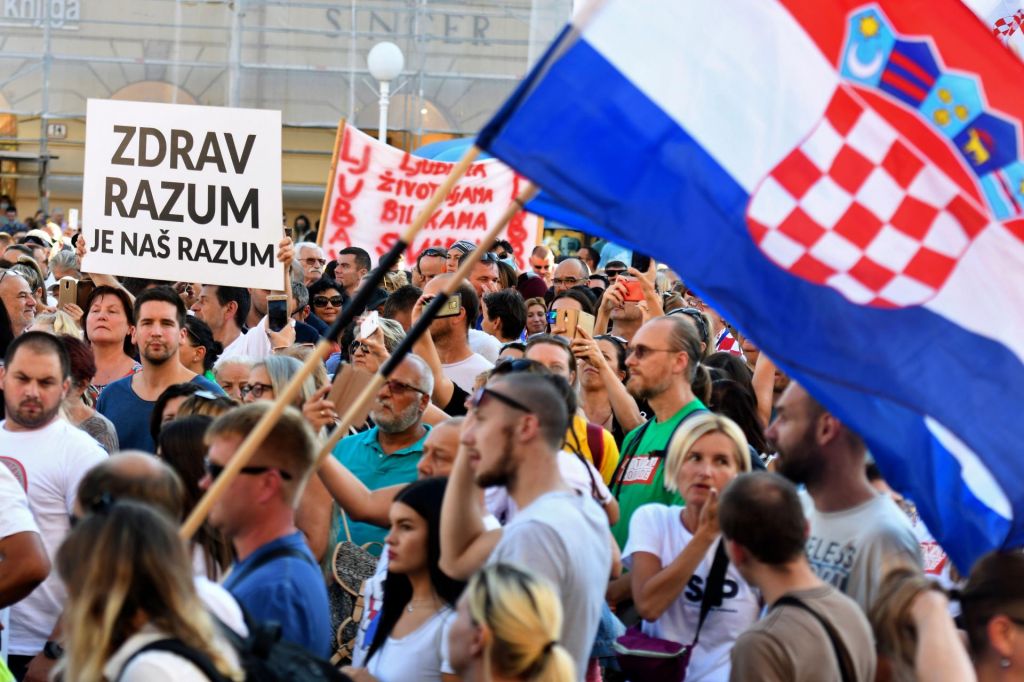 FOTO:V Zagrebu protest nasprotnikov strogih protikoronskih ukrepov