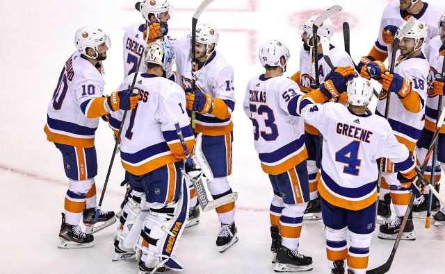 Hokejisti kluba New York Islanders so se takole veselili napredovanja v finale vzhodne konference v končnici NHL. FOTO: Elsa/AFP