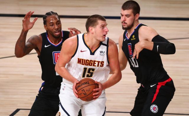 Nikola Jokić (z žogo) je bil med najzaslužnejšimi za Denverjevo zmago. FOTO: Kim Klement/Usa Today Sports