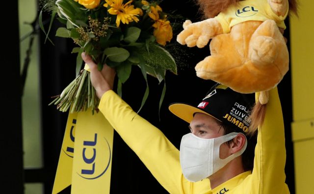 Primož Roglič je v rumeni majici! FOTO: Benoit Tessier/AFP