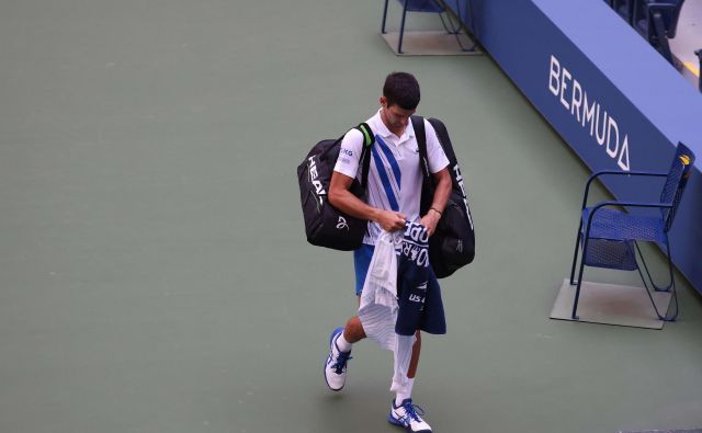 Novak Đoković je moral zapustiti igrišče. FOTO: Al Bello/AFP