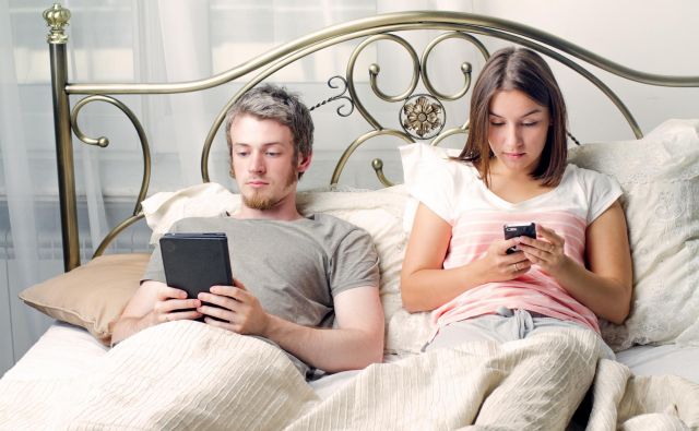 Namesto literature - internet v postelji. FOTO: Shutterstock 