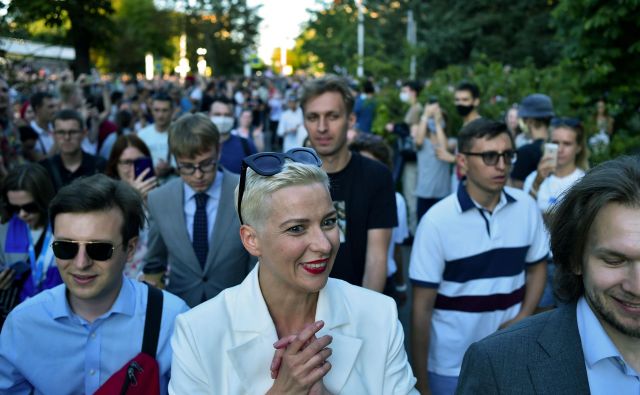 Maria Kolesnikova (na fotografiji v sredini), ena vodilnih aktivistk opozciije, je danes izginila neznano kam. FOTO: Sergei Gapon/AFP