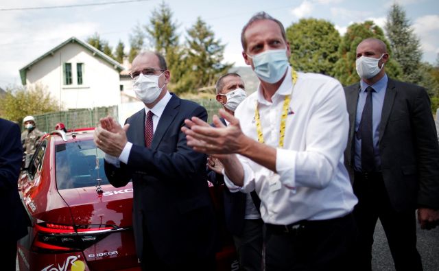 Francoski premier Jean Castex (levo) je soboto preživel v družbi direktorja Toura Christiana Prudhomma, ki je bil pozitiven na testu na koronavirus. FOTO: Benoit Tessier/Reuters