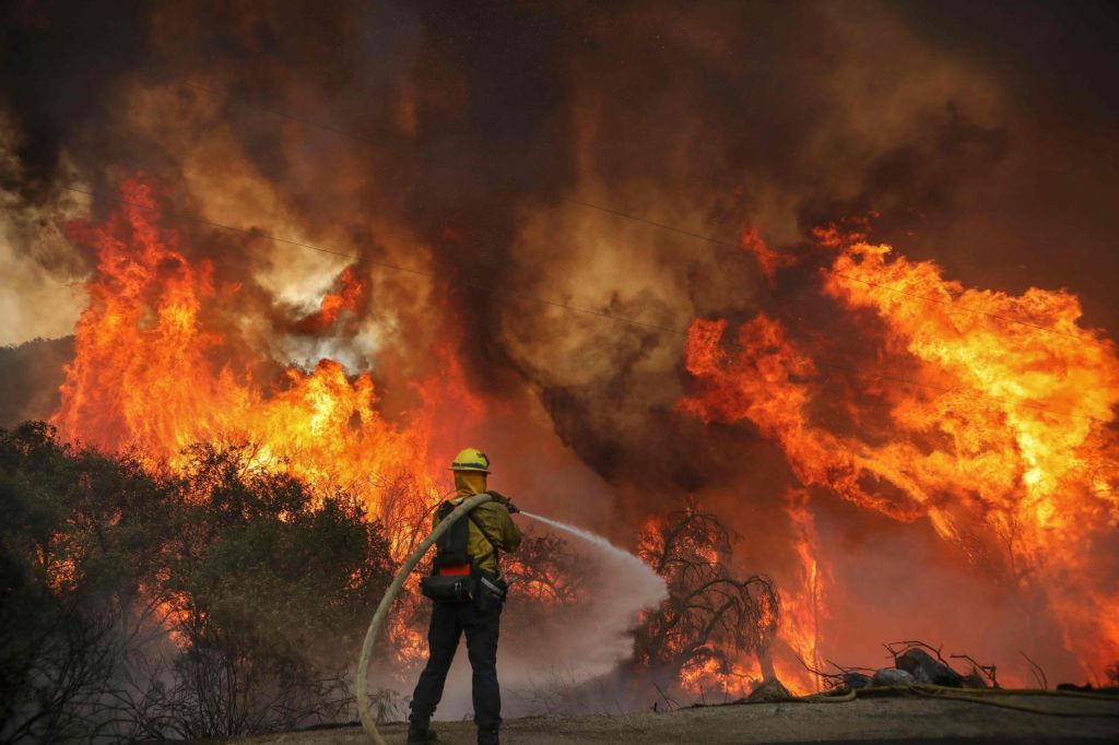 FOTO:Požari v Kaliforniji ne pojenjajo, pomagajo jim rekordne temperature