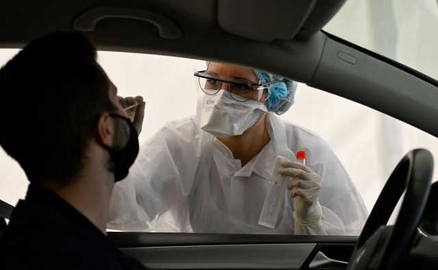 Večje število testiranih je povečalo tudi znano število okuženih. FOTO: Damien Meyer/AFP