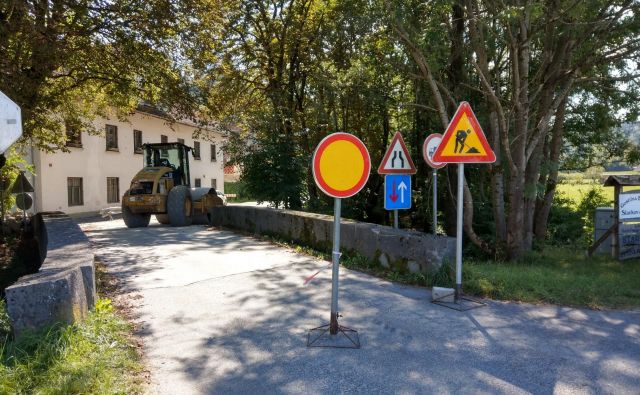 Cesta skozi Seničico do občinske meje pri motelu Medno je že obnovljena. FOTO: Aleš Stergar/Delo