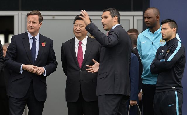 Britanski premier David Cameron in kitajski predsednik Xi Jinping sta si oktobra 2015 ogledala kamp Manchester Cityja na povabilo predsednika kluba Khaldoona Mubaraka (tretji z leve). Kitajsko državno podjetje Citic ima 12-odstotni delež v ManCityju. FOTO: Joe Giddens/Reuters
