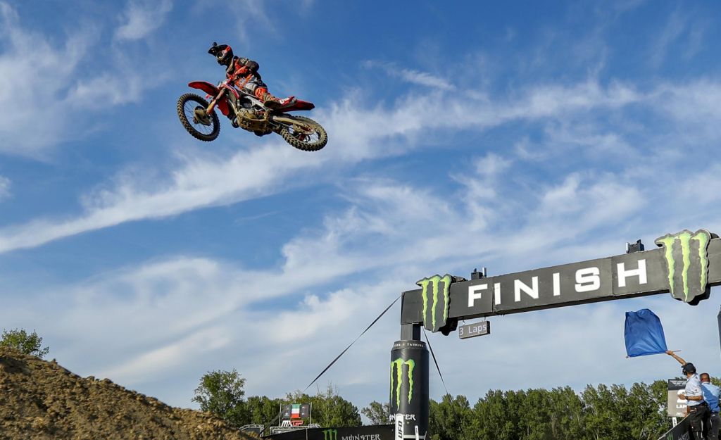 Slavljenec Gajser pokazal moč, Herlings v bolnišnici