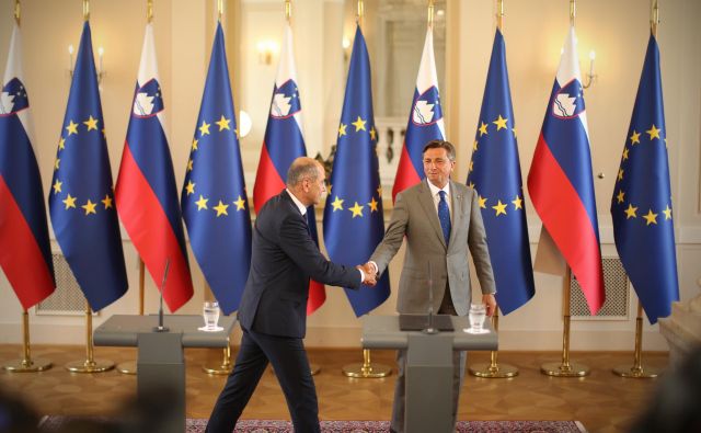 Predsednik republike Borut Pahor, ki, se zdi, ima s predsednikom vlade Janezom Janšo boljši odnos kot z njegovim predhodnikom Marjanom Šarcem, si tudi na račun večinske koalicije lahko obeta lažje imenovanje na funkcije, ki zahtevajo absolutno parlamentarno večino. FOTO: Jure Eržen/Delo