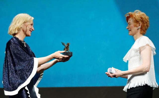 Predsednica žirije Cate Blanchett je na otvoritvi beneškega filmskega festivala podelila igralki Tildi Swinton zlatega leva za življenjsko delo. FOTO: Yara Nardi/Reuters