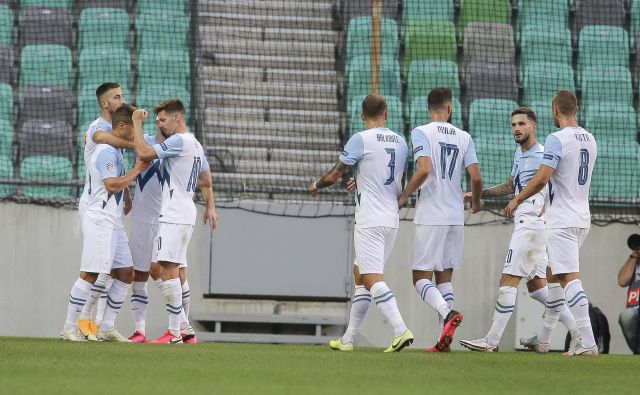 Slovenska nogometna reprezentanca je v drugi tekmi lige narodov prvič zmagala, a navijačev ni prepričala. FOTO: Jože Suhadolnik/Delo