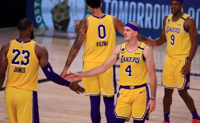 Košarkarji Los Angeles Lakers so le še zmago oddaljeni od uvrstitve v konferenčni finale NBA, kjer se bodo bržčas pomerili z mestnim tekmecem Los Angeles Clippers. FOTO: Michael Reaves/AFP