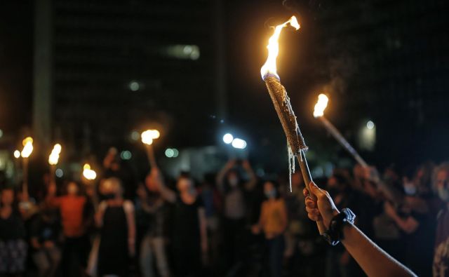 Protest se je zaključil na Trgu republike, ki so ga osvetljevale bakle upora. FOTO: Blaž Samec/Delo