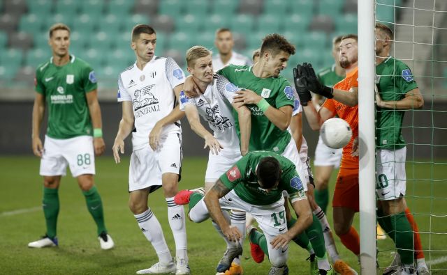 Mura lahko obžaluje izgubljeni točki tudi zavoljo nespretnosti njenih igralcev pred vratarjem Olimpije Žigo Frelihom. FOTO: Blaž Samec/Delo