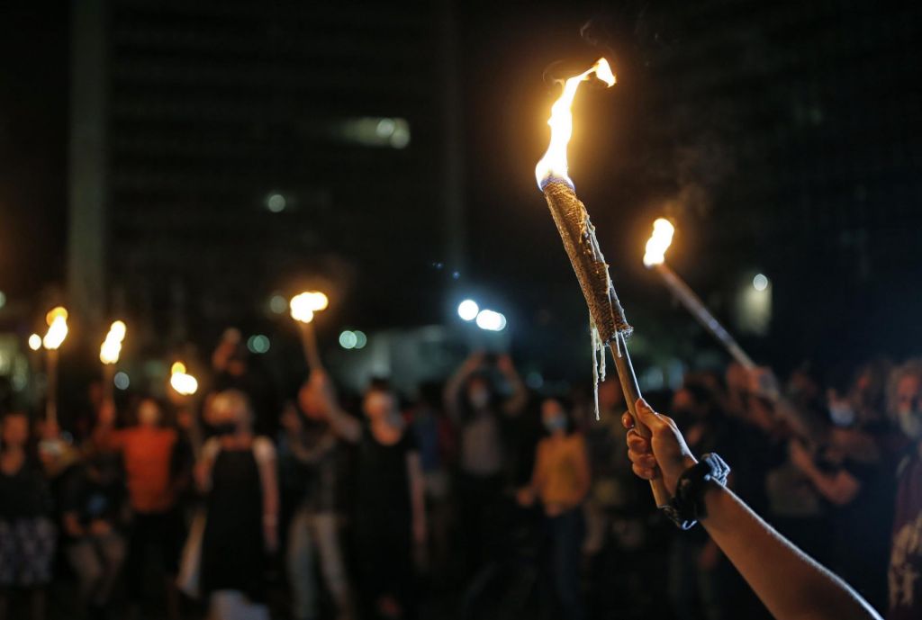 FOTO:Trg republike so tokrat osvetljevale bakle protestnikov
