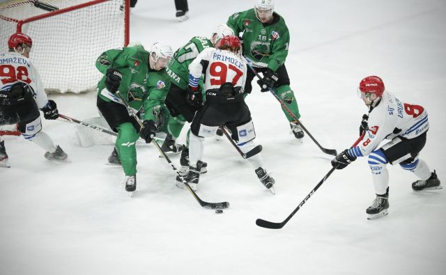 V prvem večnem hokejskem derbiju sezone so se zmage veselili Jeseničani. FOTO: Uroš Hočevar
