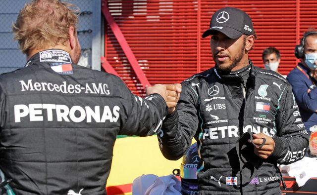 Voznika srebrnih puščic Lewis Hamilton (desno) in Valtteri Bottas bosta jutrišnjo dirko na ferrarijevem dirkališču začela v ospredju. FOTO: Luca Bruno/AFP