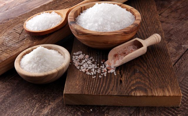 Sladkor in sol, ti prvobitni, pregovorno nepogrešljivi, a hkrati nevarni začimbi – za zdravje škodljivi, če pri njunem posipanju nimamo prave mere. FOTO: Shutterstock