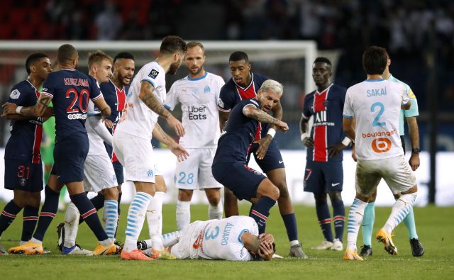 Francosko nogometno klasiko so zaznamovali tudi spori med igralci in incidenti. FOTO: Gonzalo Fuentes/Reuters