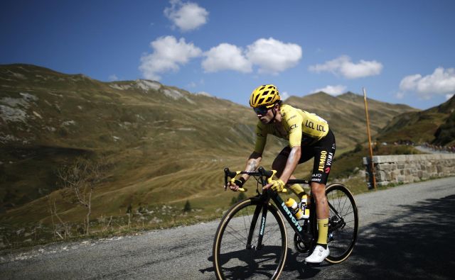 Primož Roglič in njegova ekipa sta tudi z izbiro črnih okvirjev zmanjšala težo koles za gorske etape. FOTO: Benoit Tessier/Reuters