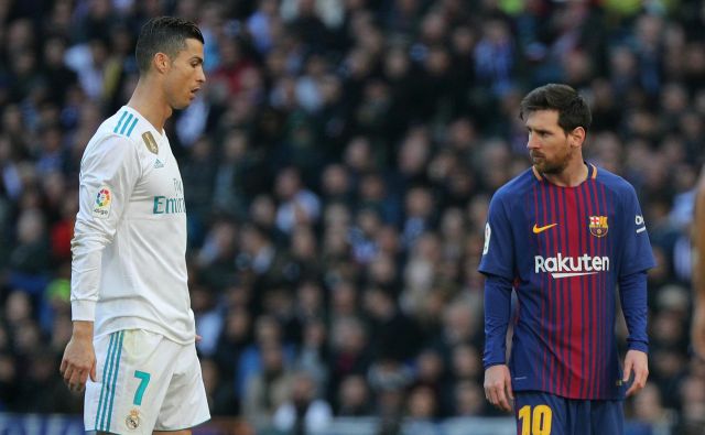 Cristiano Ronaldo (levo) in Lionel Messi se že od nekdaj ne gledata prav lepo. Foto Sergio Perez/Reuters