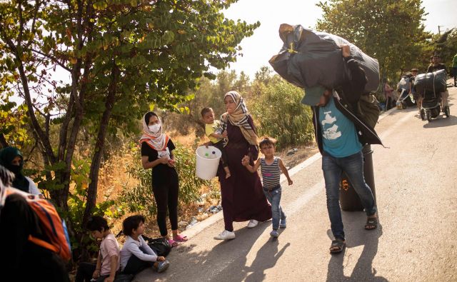 Prihodnji teden bo evropska komisija predlagala nov migracijsko-azilni pakt. Eden od njegovih ciljev bo skupno prevzemanje odgovornosti za prosilce za azil. FOTO: Angelos Tzortzinis/AFP