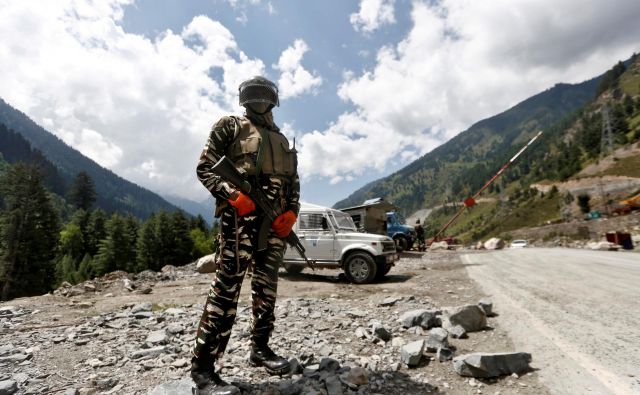 Junija je bilo v spopadih med kitajskimi in indijskimi vojaškimi enotami, stacioniranimi ob sporni meji v himalajskem območju Ladak, ubitih najmanj 20 indijskih vojakov. FOTO: Danish Ismail/Reuters