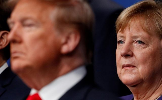 Ameriški predsednik Donald Trump in nemška kanclerka Angela Merkel sta na bojni nogi zaradi Severnega toka 2.<br />
Foto: Peter Nicholls/Reuters