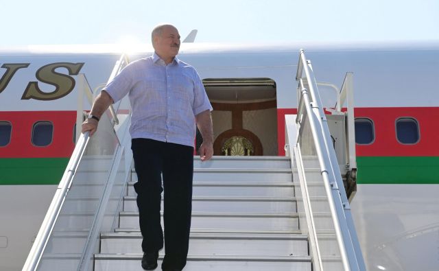 Beloruski predsednik Aleksander Lukašenko ob prihodu v ruski Soči. FOTO: Belta Via Reuters