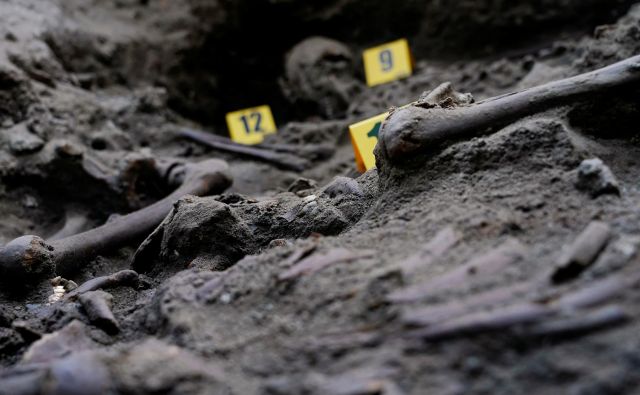 Množična grobišča so huda jama španske preteklosti. Foto Juan Medina/Reuters