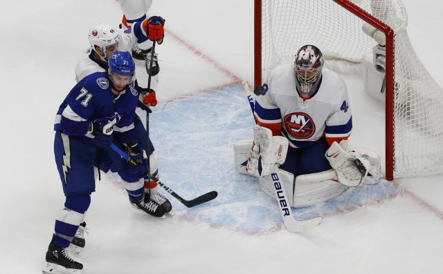 Rus v vratih moštva New York Islanders Semjon Varlamov je bil po treh uvodnih porazi proti Tampa Bay v naslednjih dveh tekmah prvi mož »otočanov«. FOTO: Perry Nelson/USA TODAY Sports