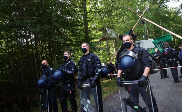 V Nemčiji je več policistov sodelovalo v spletnih klepetalnicah s skrajno desničarsko tematiko. FOTO: Kai Pfaffenbach/Reuters
