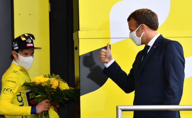 Francoski predsednik Emmanuel Macron je po koronsko čestital nosilcu rumene majice Primožu Rogliču. FOTO: Stuart Franklin/AFP