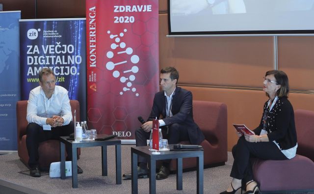 Udeleženci okrogle mize (z leve): Gregor Schoss (SIQ), Janez Kranjc (Prva osebna zavarovalnica) in moderatorka<strong> </strong>Alenka Toplak (SIQ) FOTO: Jože Suhadolnik