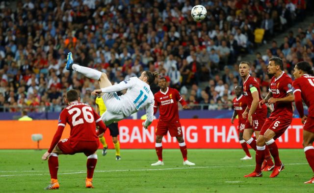 Gareth Bale je v finalu lige prvakov leta 2018 proti Liverpoolu zabil enega od najbolj atraktivnih golov v zgodovini. Kaže, da jih bo zdaj lahko angleškemu prvaku tudi v premierleague. FOTO: Kai Pfaffenbach/Reuters