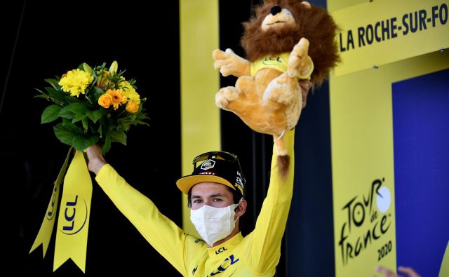Primož Roglič je že v devetih etapah nosil rumeno majico, kot kaže, bo v njej prikolesaril tudi v Pariz. Foto Anne-Christine Poujoulat/AFP
