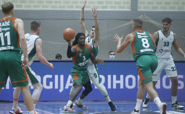Kendrick Perry (z žogo) je bil izbran za najboljšega košarkarja dvoboja v Kranju. FOTO: Blaž Samec