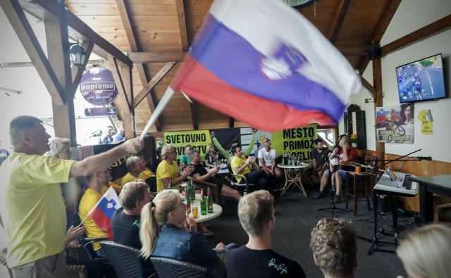 Za kisovške kolesarske navijače je Primož Roglič že zdaj nesporni zmagovalec Toura de Francea. FOTO: Uroš Hočevar/Delo