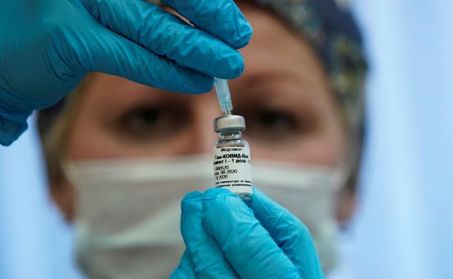 Šele odkritje učinkovitega cepiva za covid-19 bo v gospodarsko življenje prineslo resnično olajšanje. FOTO: Tatyana Makeyeva/Reuters